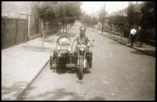 cca 1940 Oldalkocsis motorkerékpárról készült felvétel sorozat, 12 db vintage NEGATÍV, 24x36 mm