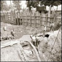 cca 1970 és 1985 közötti felvételek föld felett és föld alatt a metróépítésekről, 19 db vintage NEGA...