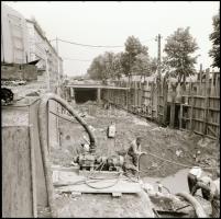 cca 1970 és 1985 közötti felvételek föld felett és föld alatt a metróépítésekről, 19 db vintage NEGA...