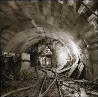 cca 1970 és 1985 közötti felvételek föld felett és föld alatt a metróépítésekről, 19 db vintage NEGA...