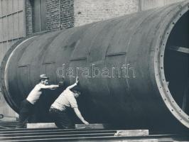 cca 1975 Vincze János (1922-1999) kecskeméti fotóművész hagyatékából, vintage fotóművészeti alkotás ezüst zselatinos fotópapíron, jelzés nélkül (Vasgyári munkások), 18x24 cm