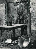 cca 1974 Vincze János (1922-1999) kecskeméti fotóművész hagyatékából, vintage fotóművészeti alkotás ezüst zselatinos fotópapíron, jelzés nélkül (Kecskeméti régiségpiac), 24x18 cm