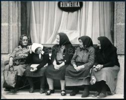 1970 Adam Eisenlöffel német fotóművész ,,Kozmetikusra várva" című vintage fotóművészeti alkotása, feliratozva, ezüst zselatinos fotópapíron; a kép a Népművelési Intézet által, Dunaújvárosban megrendezett központi fotós alkotótelep (eredeti fotókat tartalmazó) albumából származik, 12,5x16 cm