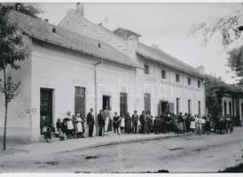 cca 1936 ,,Kulik Testvérek Gőzmalma és Gőzfürdője&quot; - és még a környékbeliek, ritka szolgáltatás párosítás, Lőcsei Árpád (?-?) kecskeméti vándorfényképész hagyatékából 1 db modern nagyítás, jelzés nélkül, 15x21 cm