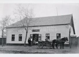 cca 1937 Kövegy feliratú, negatívtartároló dobozból készült modern nagyítás: Pánczél József falusi kocsmája, Lőcsei Árpád (?-?) kecskeméti vándorfényképész hagyatékából jelzés nélkül, 15x21