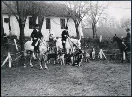 cca 1933 Falkavadászatra felkészülve, Faragó újpesti fényképész riportfelvétele, 1 db modern nagyítás a hagyatékából, jelzés nélkül, 15x21 cm