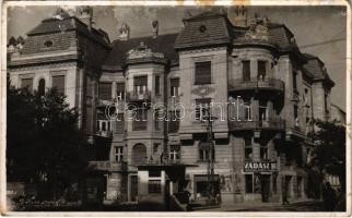 1943 Újvidék, Novi Sad; utca, Vadász Béla üzlete / street view, shop. photo (szakadás / tear)