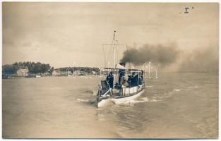 K.u.K. Kriegsmarine S.M. Torpedoboot 1 auf der Donau. Schrinner Pola 1911., Phot. Alois Beer / Cs. és kir. haditengerészet SM Tb I torpedónaszádja a Dunán, háttérben úszó hajómalom csoport / Austro-Hungarian Navy SM Tb 1. torpedo boat on the Danube, floating ship mills (EK)