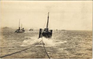 K.u.K. Kriegsmarine S.M. Torpedoboot XIX in Schlepp / Cs. és kir. haditengerészet SM Tb XIX torpedónaszádja vontatás közben / Austro-Hungarian Navy SM Tb XIX torpedo boat in tow. Phot. Alois Beer, F. W. Schrinner Pola 1916