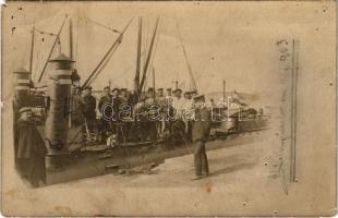 1903 Veli Losinj, Lussingrande; K.u.K. Kriegsmarine S.M. Torpedoboot 22 (ex Krähe), Matrosen / Cs. és kir. haditengerészet SM Tb XXII torpedónaszádja matrózokkal a kikötőben / Austro-Hungarian Navy SM Tb XXII torpedo boat with mariners at the port. photo (b)