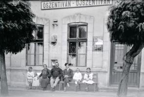 cca 1932 Ószentiván és Újszentiván közös vasútállomása, az állomásfőnök családjával együtt megörökítve, Lőcsei Árpád (?-?) vándorfényképész hagyatékából 1 db modern nagyítás, 15x21 cm