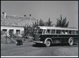 cca 1962 Kecskemét környéki tanyasi iskola előtt várakozó ,,iskolabusz&quot;, mellette a tanító motorkerékpárja, Medgyesi László kecskeméti fotóművész hagyatékából 1 db modern nagyítás, jelzés nélkül, 15x21 cm