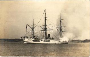 K.u.k. Kriegsmarine SMS Aurora Korvette / SMS AURORA a cs. és kir. haditengerészet Zrínyi-osztályú korvettje köszönti a pola-i erődöt / Austro-Hungarian Navy corvette salutes the fortress of Pola. Phot. Alois Beer, Shrinner Pola 1915.