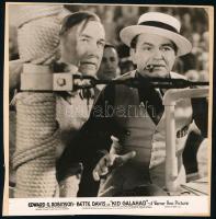 cca 1940 előtti felvétel a ,,Kid Galahad" című amerikai film egy jelenetéről, 1 db vintage produkciós filmfotó ezüst zselatinos fotópapíron, a használatból eredő (esetleges) kisebb hibákkal, rajzlapra felragasztva, Pánczél György (1920-?) filmtörténész hagyatékából (film- és színházifotó gyűjteményéből), 18,5x17,5 cm