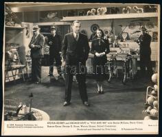 1938 ,,You and Me" című amerikai film egy jelenete, 1 db vintage produkciós filmfotó ezüst zselatinos fotópapíron, a használatból eredő (esetleges) kisebb hibákkal, rajzlapra felragasztva, Pánczél György (1920-?) filmtörténész hagyatékából (film- és színházifotó gyűjteményéből), 18,5x21,5 cm