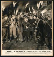 cca 1939 előtti felvétel a ,,Hart of the North&quot; című amerikai film egy jelenetéről, 1 db vintage produkciós filmfotó ezüst zselatinos fotópapíron, a használatból eredő (esetleges) kisebb hibákkal, rajzlapra felragasztva, Pánczél György (1920-?) filmtörténész hagyatékából (film- és színházifotó gyűjteményéből), 18x17 cm