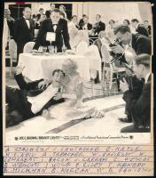 Két régi (1945 előtti) amerikai film egy-egy jelenete, 2 db vintage produkciós filmfotó ezüst zselatinos fotópapíron, a használatból eredő (esetleges) kisebb hibákkal, a rajzlap két oldalára felragasztva, Pánczél György (1920-?) filmtörténész feljegyzésével, 18,5x18 cm