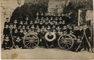 K.u.K. Kriegsmarine SMS Nautilus Kanonenboot, Matrosen / SMS Nautilus cs. és kir. haditengerészet ágyúnaszád matrózai, csoportkép a szárazföldön ágyúkkal és fegyverekkel / Austro-Hungarian Navy screw gunboat's mariners on land, guns and cannons. Fotograf Anelli Sebenico (EK)