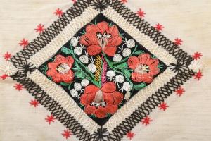 Matyó mintás terítő, korának megfelelő állapotban, cca 90x80 cm