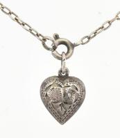 Ezüst(Ag) nyaklánc medállal, jelzett, h: 46 cm, nettó: 3,6 g