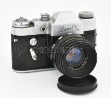 cca 1970 Zenit 3M fényképezőgép, Helios-44 2/58 objektívvel, eredeti kissé sérült bőr tokjában