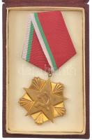 Bulgária ~1960. &quot;Munka Érdemrend arany fokozat&quot; aranyozott fém kitüntetés eredeti mellszalagon, eredeti tokban T:AU Bulgaria ~1960. &quot;Order of Labor gold class&quot; gilt metal decoration with original ribbon, in original case C:AU