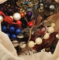 Egy táskányi nagy mennyiségű bizsu, közte értékesebb, érdekesebb darabokkal