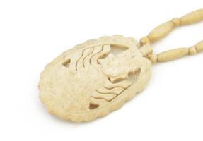 Keleti stílusú faragott csont nyaklánc, medállal