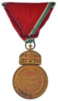 1922. &quot;Magyar Koronás Bronzérem hadiszalagon, kardokkal&quot; aranyozott bronz kitüntetés eredeti mellszalaggal T:AU,XF Hungary 1922. &quot;Hungarian Bronze Medal with the Holy Crown with swords on war ribbon&quot; gold plated bronze decoration with ribbon C:AU,XF NMK 415.