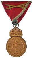 1922. "Magyar Koronás Bronzérem hadiszalagon, kardokkal" aranyozott bronz kitüntetés erede...