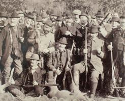 1902 Vadásztársaság csoportképe, kartonra kasírozott fotó, karton foltos, 17,5×22,5 cm