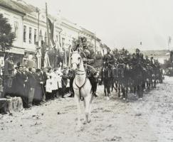 1940 Bevonulás Kolozsvárra, kartonra kasírozott fotó Kováts műterméből, 19×24 cm