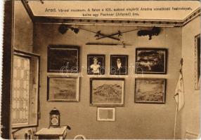 Arad, Városi múzeum, a falon a XIX. század elejéről Aradra vonatkozó festmények, balra egy Pachner (Altarad) óra, belső. Kerpel Izsó kiadása / museum interior (EK)