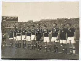 1954 Magyarország - Anglia 7:1. Nemzetek közötti válogatott labdarúgó mérkőzés, Budapest 1954. május 23. Az Aranycsapat, legendás Népstadionban rendezett 7:1-es mérkőzése után készült nagyméretű fotó a csapatról, jelzés nélkül, kissé hullámos, kisebb töréssel, apró felületi karcolásokkal, 29×39 cm