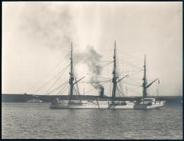 cca 1905 Az S.M.S. Fasana ( Gamma) lapos fenekű bárka Nagy méretű fotó, Alois Beer szárazpecséttel jelezve / large photo ot the sloop S.M.S. Fasana ( Gamma) (1870-1920) photo by Alois Beer. 22x17 cm