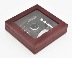 Borszervírozó készlet, üvegezett fa díszdobozban, szép állapotban, 18x18x5 cm