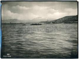 1918 A Skutari kikötő, osztrák magyar hajókkal. előtérben egy uszály. 24 x 17 cm)  View of Scutari harbor A large barge, in the center and an U.C. motor boat 24x17 cm