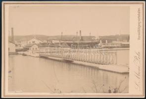 cca 1886 Pola vashíd az Oliva sziget és a szárazföld között. Nagyobb méretű keményhátú fotó 17x11 cm / Pola. View of the iron girders bridge connecting Olive Island to the mainland. by the studio of L. Mioni, Pola 17x11 cm