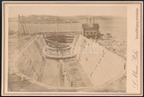 cca 1886 Pola szárazdokk. Nagyobb méretű keményhátú fotó 17x11 cm / Pola. View of the Pola dry dock under construction. by the studio of L. Mioni, Pola 17x11 cm