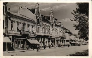 1940 Szatmárnémeti, Satu Mare; Horthy Miklós tér, Fischer és Fried, Vágó Imre és Sámuel Ignác üzlete, Erdélyi Bank. Huszár Aladár kiadása / square, shops, bank