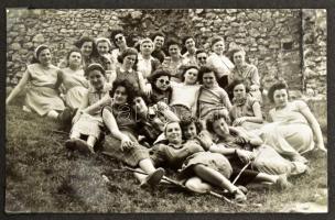 cca 1955-1960 A Róm. kat. Svetits Ált. Leánygimnázium 1960-ban végzett osztályának fényképalbuma, be...