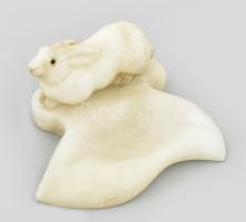 Alabástrom nyúl figurás hamuzó, jelzés nélkül, kis kopással, 15x13x7 cm