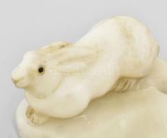 Alabástrom nyúl figurás hamuzó, jelzés nélkül, kis kopással, 15x13x7 cm