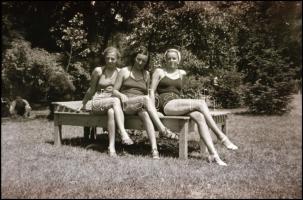 cca 1930 kb. 110 db negatív, utazás, Németország, életképek, fürdőruhás hölgyek stb., 9,5x6 cm körül...