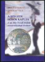 Forrai Kornélia, Tóth Attila: A szegedi hősök kapuja és az Aba-Novák freskók restaurálásának története. Szeged, 2001, Bába és Társai. Színes képekkel illusztrálva. Kiadói papírkötés, jó állapotban.