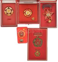 ~7db-os vegyes szocialista kitüntetés és jelvény tétel, közte több miniatűr magában, valamint "Kiváló dolgozó; Nehézipar kiváló dolgozója; A külkereskedelem kiváló dolgozója; A vállalat kiváló brigádja" kitüntetések, tokokban T:XF az egyik tok sérült