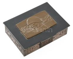 Magyar Néphadsereg "Kiváló katona" emlékdoboz, belsejében felirattal: "Emlékül a szoc...