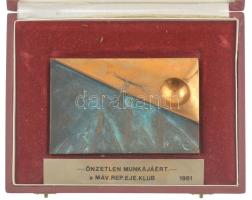 1981. Egyoldalas, öntött bronz repülő sport plakett, dísztokban benne "Önzetlen munkájáért - a ...