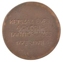 1978. "Kétszáz éves a győri tanítóképzés" bronz emlékplakett. Szign.: FR (80mm) T:XF