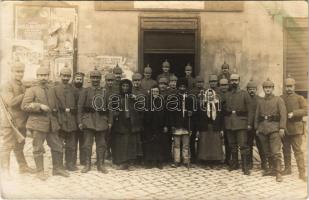 Első világháborús német katonák városi emberekkel valahol a Magyar Királyság területén / WWI German military, soldiers with townspeople somewhere in the Kingdom of Hungary. photo (fl)